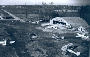 L’Aéroclub en 1956. Avions et planeurs devant le hangar MISTRAL