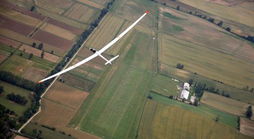 Un ASH25 au dessus de l'aérodrome